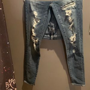 Ripped american eagle skinny jeans, in great condition size 2